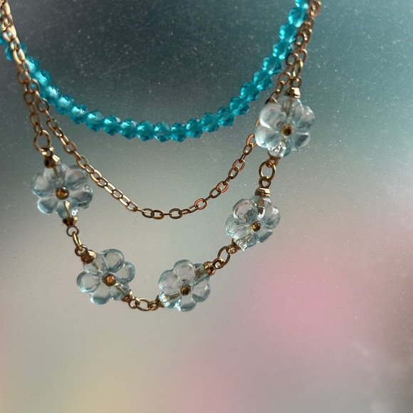 Triple strand necklace With gold tongue, chain and glass flowers, and beads - Picture 3 of 4